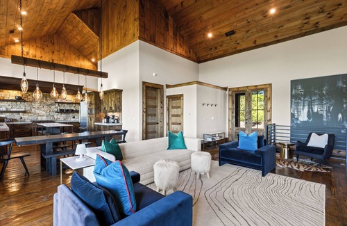 Morganton Cabina | Epic Views | Luxe Stay @ Highland Red House | Family Fun, Games, HotTub, FirePit