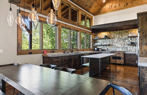 Morganton Cabina | Epic Views | Luxe Stay @ Highland Red House | Family Fun, Games, HotTub, FirePit