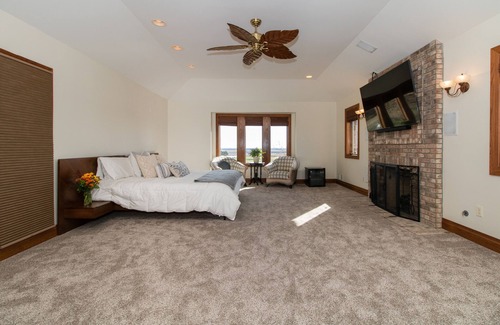 Lane Otro | Epiphany Farms Estate Farmhouse Private Master Suite