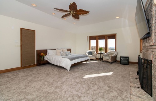 Lane Otro | Epiphany Farms Estate Farmhouse Private Master Suite