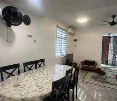 Semenyih Casa | Eqa's Homestay Perfect for Muslim family vacation