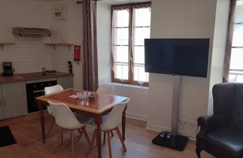 Chalus Apartamento | Equipped cosy 1 bedroom apartment in the heart of Chalus a historic market town.