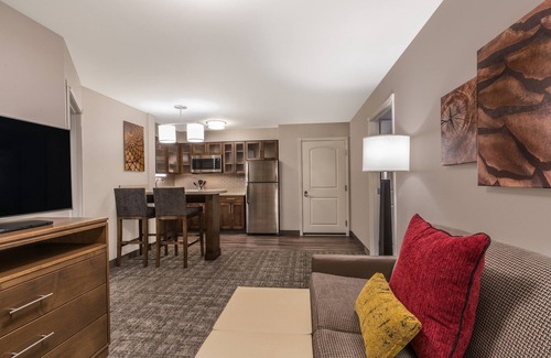 Midtown Anchorage Condominio | Suite equipada en una ubicación central | Desayuno diario gratuito + acceso a la piscina cubierta climatizada
