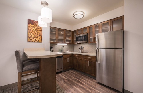 Midtown Anchorage Condominio | Suite equipada en una ubicación central | Desayuno diario gratuito + acceso a la piscina cubierta climatizada