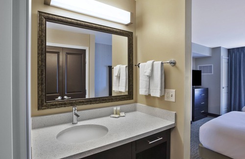 Benton Harbor Condominio | Suite equipada cerca de la I-94 | Desayuno diario gratuito, piscina cubierta + gimnasio