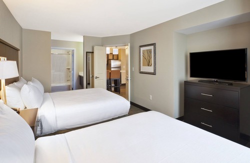 Benton Harbor Condominio | Suite equipada cerca de la I-94 | Desayuno diario gratuito, piscina cubierta + gimnasio