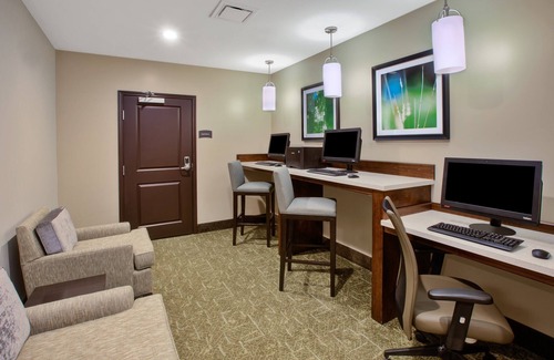 Benton Harbor Condominio | Suite equipada cerca de la I-94 | Desayuno diario gratuito, piscina cubierta + gimnasio