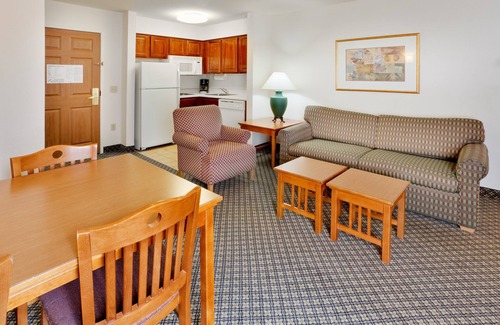 Allentown Condominio | Suite equipada cerca de ABE con transporte gratuito al aeropuerto las 24 horas | Acceso compartido a la bañera de hidromasaje