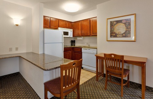 Allentown Condominio | Suite equipada cerca de ABE con transporte gratuito al aeropuerto las 24 horas | Acceso compartido a la bañera de hidromasaje