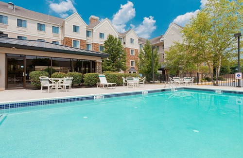 Allentown Condominio | Suite equipada cerca de ABE con transporte gratuito al aeropuerto las 24 horas | Acceso compartido a la bañera de hidromasaje