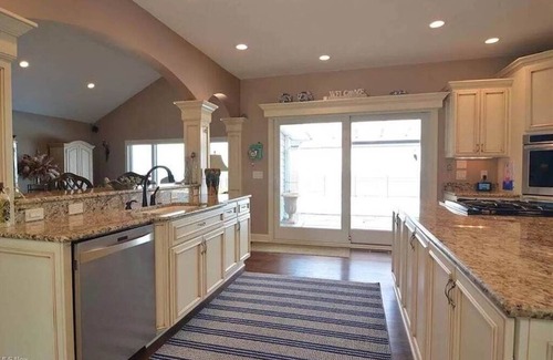 Lorain Casa | Erie Escape - Lakefront Lake Erie w/ Pool