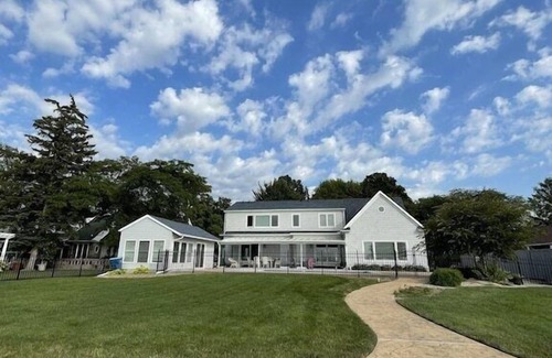 Lorain Casa | Erie Escape - Lakefront Lake Erie w/ Pool