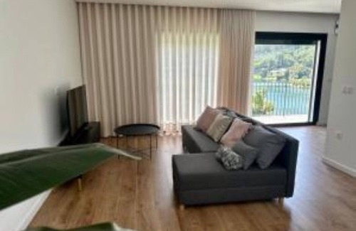 Guilhofrei Villa | Ermal Terrace ( T2 Serradela )