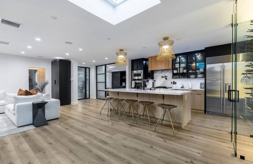 Woodland Hills Casa | Erwin Estate - A Perfect Blend of Modern Elegance with Mid-Century Undertones