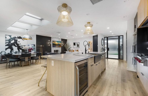 Woodland Hills Casa | Erwin Estate - A Perfect Blend of Modern Elegance with Mid-Century Undertones