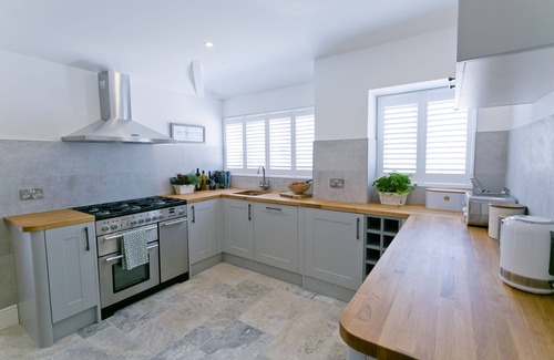 Menai Bridge Apartamento | Eryl Mor - a coastal that sleeps 14 guests in 7 bedrooms