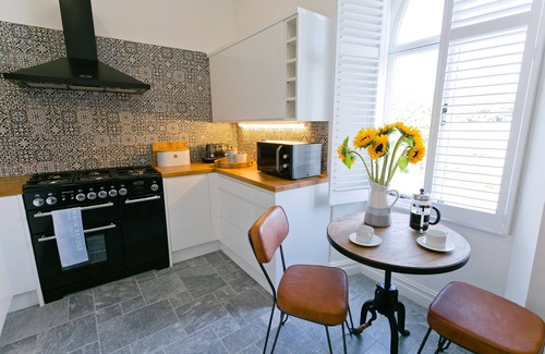 Menai Bridge Apartamento | Eryl Mor - a coastal that sleeps 14 guests in 7 bedrooms