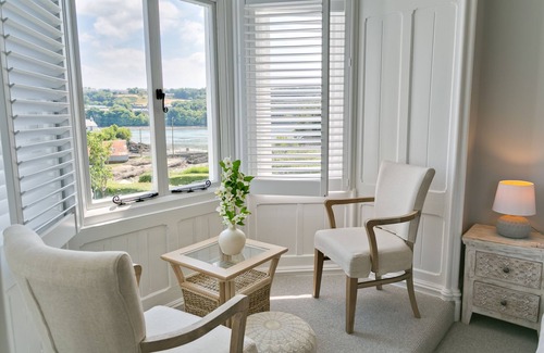 Menai Bridge Apartamento | Eryl Mor - a coastal that sleeps 14 guests in 7 bedrooms
