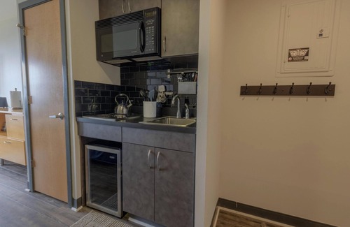 Snowshoe Condominio | ES 224 - Inviting, bike-in/out Village studio perfect for your summer getaway!