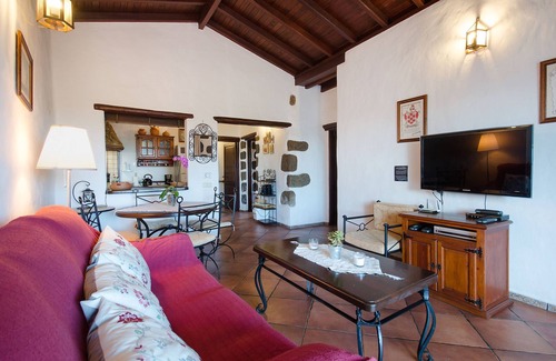 Guime Villa | Villa de estilo rústico con Wi-Fi y zona exterior con piscina y jardín; Aparcamiento disponible