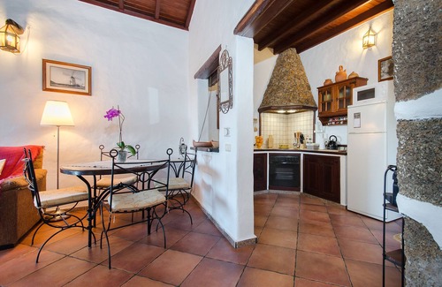 Guime Villa | Villa de estilo rústico con Wi-Fi y zona exterior con piscina y jardín; Aparcamiento disponible