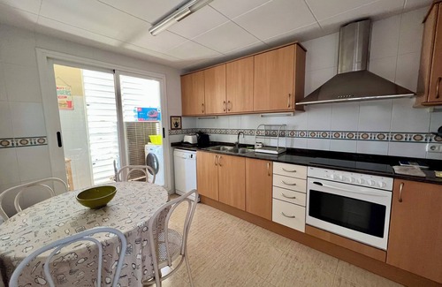 Costa Dorada Apartamento | en el pueblo de pescadores, FRENTE AL MAR, apartamento con aire acondicionado