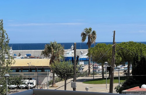 Costa Dorada Apartamento | en el pueblo de pescadores, FRENTE AL MAR, apartamento con aire acondicionado
