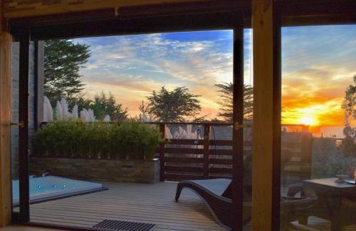 Pichilemu Casa | - ESCAPADA DE LUJO PARA DOS - Casa Boutique Privada - Vistas al Océano - Parrilla y Fogón en Quincho Privado - Insumos desayuno - Tu estadía incluye GRATIS 1 Sesión de Hidromasaje & Cromoterapia bajo las estrellas en Jacuzzi Privado