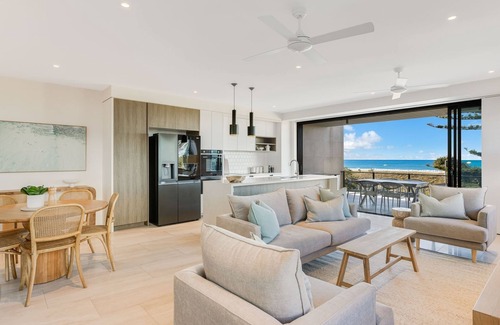 Bilinga Apartamento | Escape 202 - Beachfront Luxury in Bilinga - Linen Provided - Min. 3 Night Stays