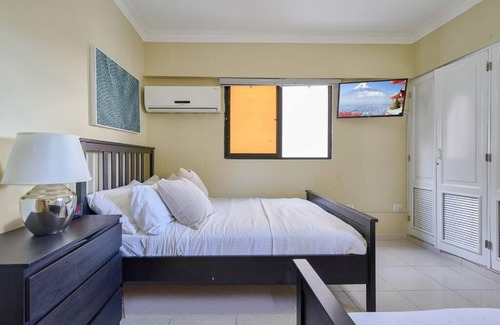 Evaristo Morales Apartamento | Escape 4BR Penthouse Close to Blue Mall 7&8FLR with Private Rooftop OutdoorTerrace