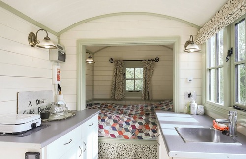 Bridgnorth Cabaña | Escape and unplug in this off-grid eco Shepherd’s Hut.