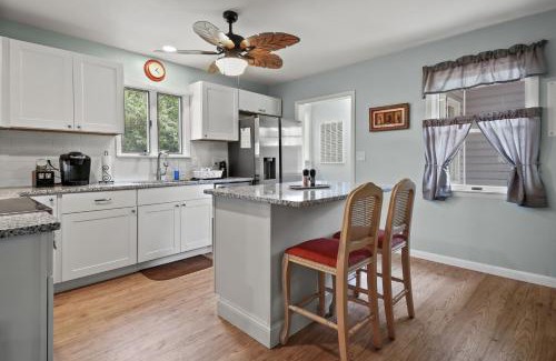 Deep Hole Casa | Escape at Deep Hole Hideaway - Pet friendly duplex!