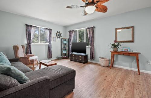 Deep Hole Casa | Escape at Deep Hole Hideaway - Pet friendly duplex!