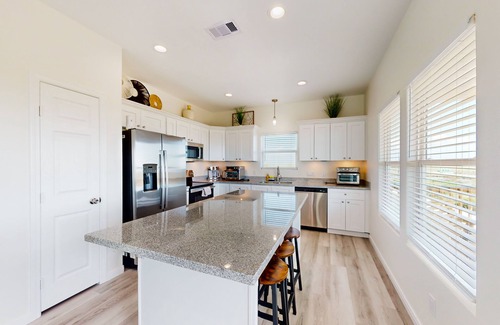Gilchrist Casa | Escape | Bay Views | Family Retreat | Dog Friendly