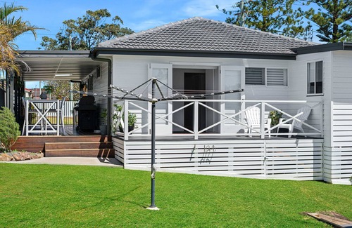 Caves Beach Casa | Escape@cavesbeach - Coastal getaway less than 10 mins walk to the beach.