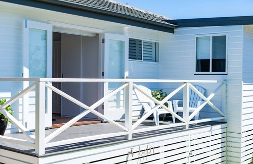 Caves Beach Casa | Escape@cavesbeach - Coastal getaway less than 10 mins walk to the beach.
