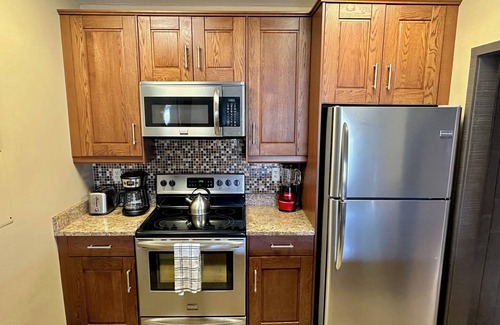Grenelefe Condominio | Escape City Life and Enjoy this Charming 2-Bedroom Condo Near Central Florida!