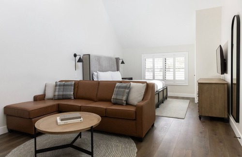 Midway Hotel | Escape in 2 Units w/Fireplace, Outdoor Pool, Golf Course - Relaxation Awaits!