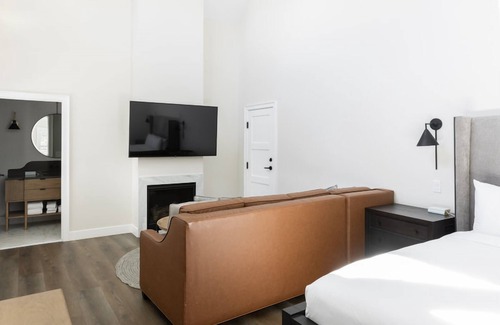 Midway Hotel | Escape in 2 Units w/Fireplace, Outdoor Pool, Golf Course - Relaxation Awaits!