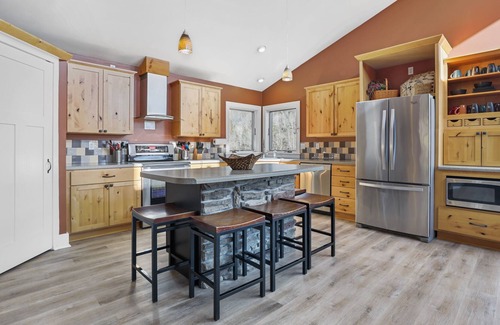La Follette Casa | Escape Klaus-4 Bedroom/4 Bath sleeps 16 Quiet Deep Cove with 2 Slip Covered Dock