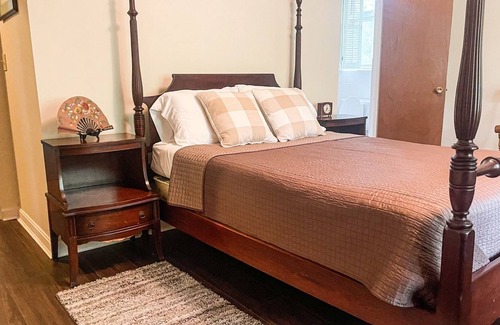 De Kalb Casa | Escape: Relaxing 3-BR Home near Meridian & Casinos. Spacious, Glassed-in Patio