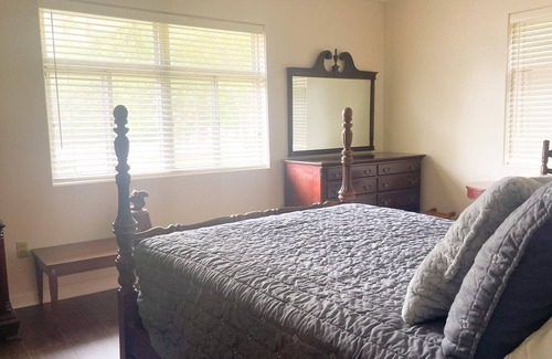 De Kalb Casa | Escape: Relaxing 3-BR Home near Meridian & Casinos. Spacious, Glassed-in Patio