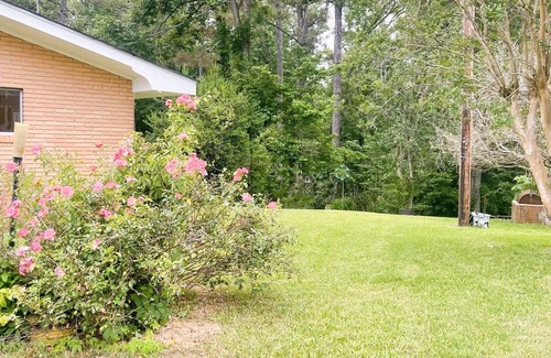 De Kalb Casa | Escape: Relaxing 3-BR Home near Meridian & Casinos. Spacious, Glassed-in Patio