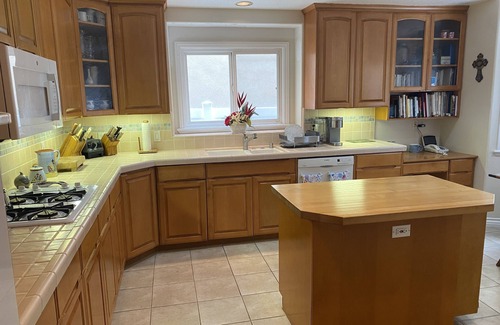 Old Towne Casa | Escape the City - Enjoy Seal Beach! Charming 3 level sleeps 8. Pool table!