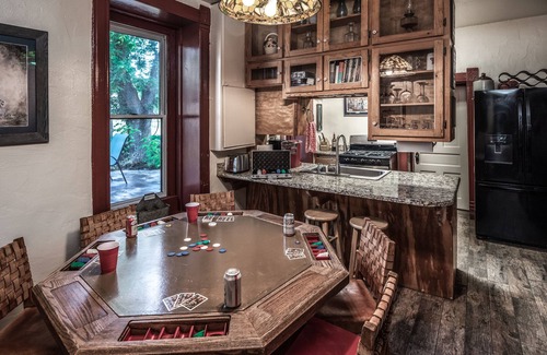 Glencoe Casa | Pintoresco Sheriff Brady Home Originalmente construido en 1868. Perfecto para familias.