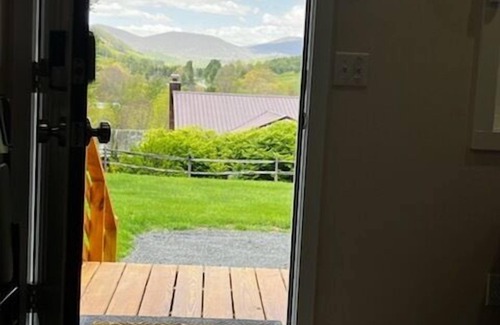 West Jefferson Cabina | Mountain Mornings & Starry Nights - Your August Escape Awaits @Petite Retreat