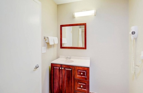 Dilley Casa | Escape The Hustle and Bustle! Short Drive to Nueces River, Free Breakfast!