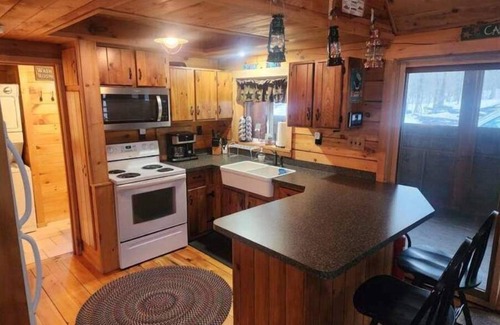 Redfield Cabina | Escape to a Cozy Cabin Loft: Secluded and Serene