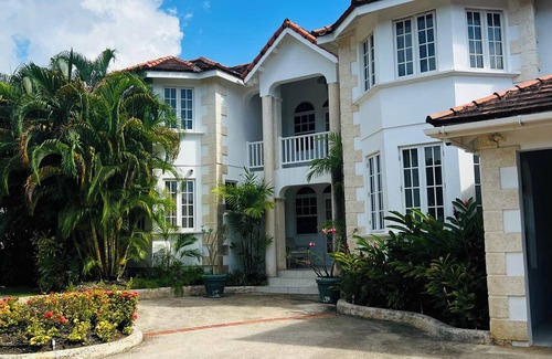 Paynes Bay Villa | Escape to a Delightful Spacious Family Villa Near Holetown