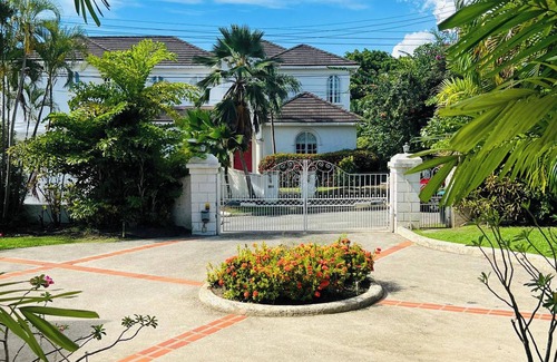 Paynes Bay Villa | Escape to a Delightful Spacious Family Villa Near Holetown